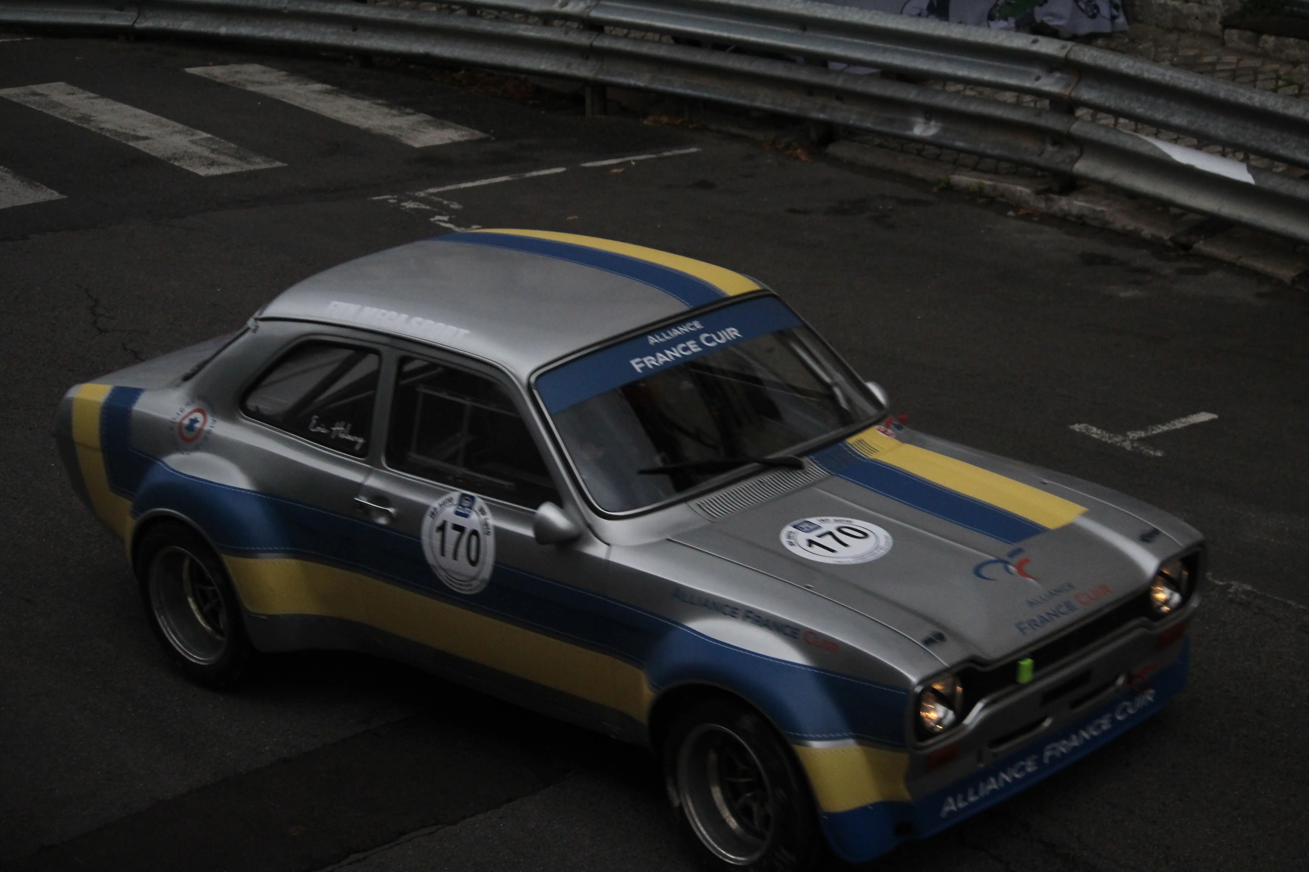 Photo d'une voiture grise du circuit des remparts