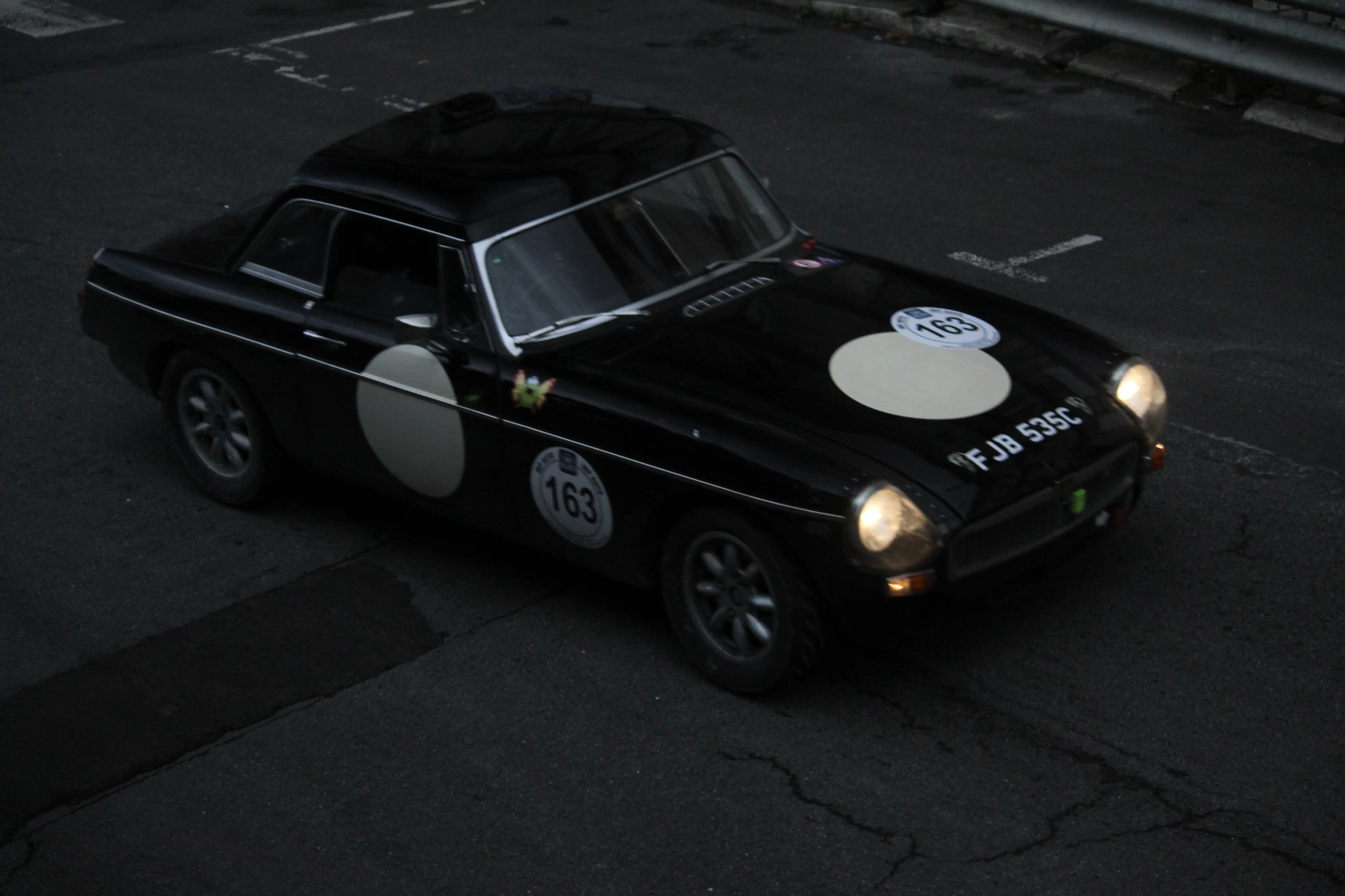Photo d'une voiture noir du circuit des remparts