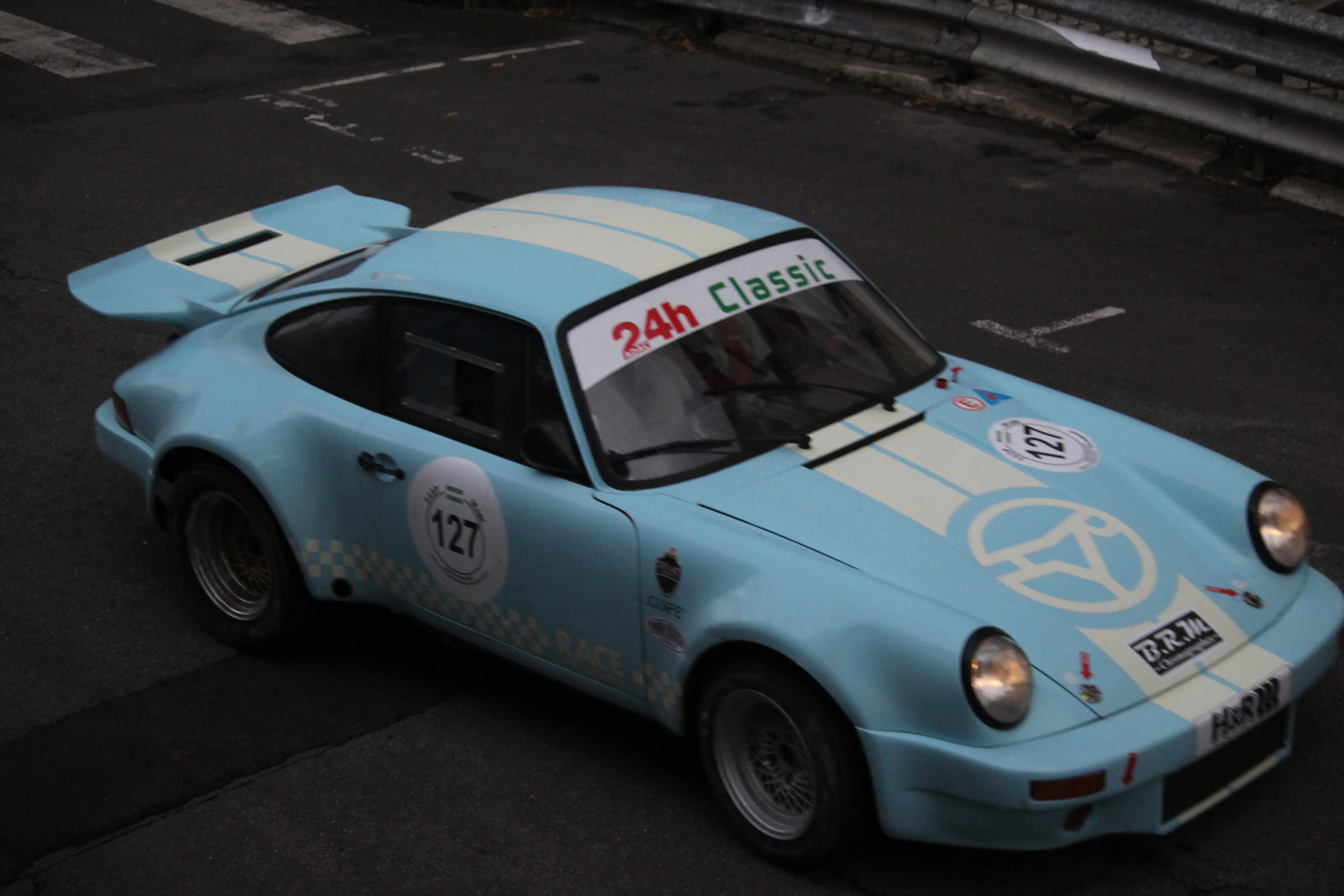 Photo d'une voiture bleu du circuit des remparts