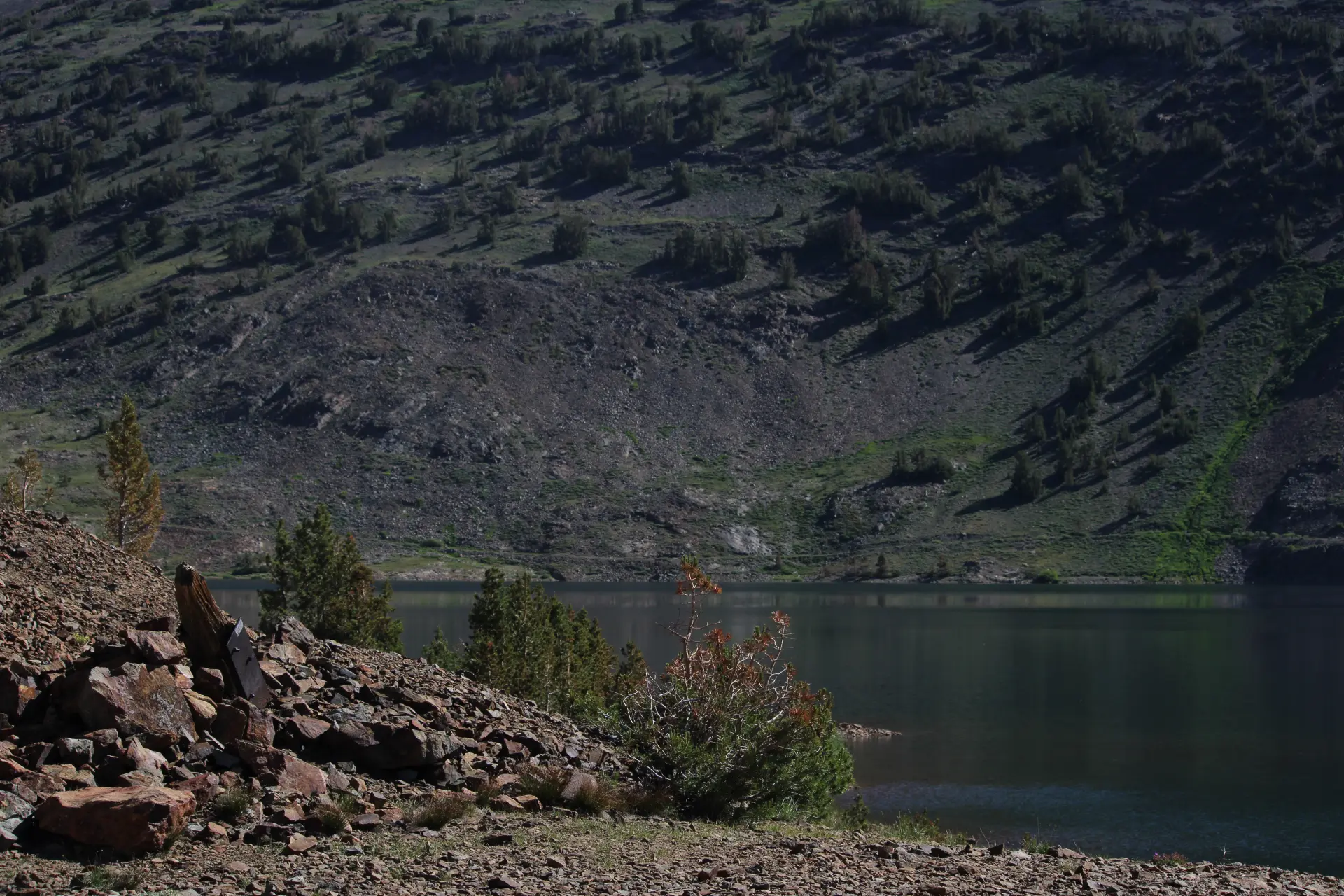 Photo d'un lac et montagnes