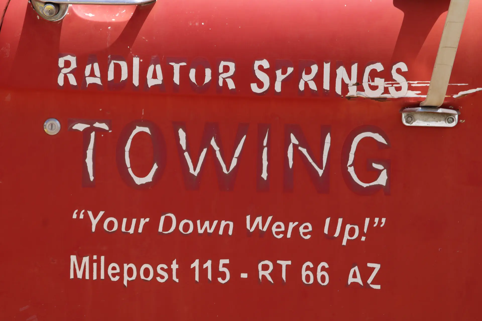 Photo d'écriture sur une carosserie ou il est écrit Radiator Springs