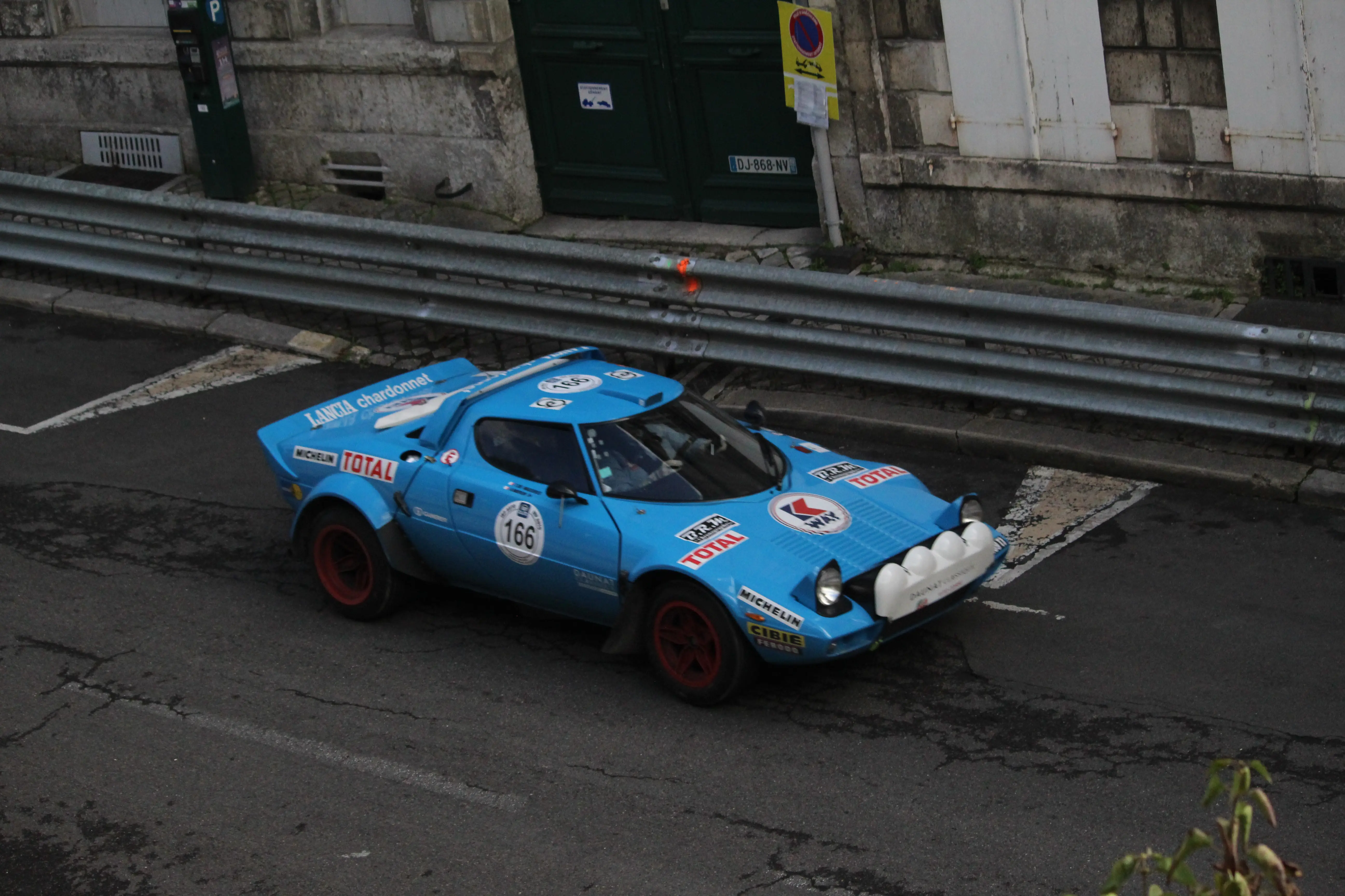 Photo voiture bleu circuit des remparts